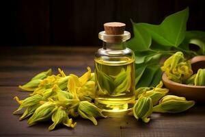 Ylang Ylang oder Cananga Odorata Blume wesentlich Öl neben Ylang Ylang oder Cananga Odorata Blume auf ein Tabelle foto