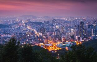 Seoul Stadt Horizont und Innenstadt und Wolkenkratzer beim Nacht ist das Beste Aussicht und schön von Süd Korea beim namhansanseong Berg. foto