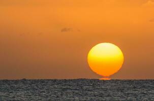 Magie Sonnenaufgang mit ein Verbrennung und zerrissen Orange Sonne beim das Horizont von das rot Meer im Ägypten groß foto