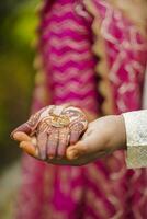 ein indisch Braut und Bräutigam ihr zeigt an Engagement Ringe während ein Hindu Hochzeit Ritual foto