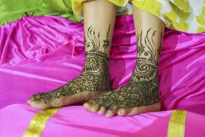 indisch Braut zeigen Füße mehndi Design ihr Hochzeit Zeremonie foto