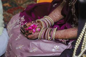 Braut halten Blume, indisch Hochzeit Zeremonie foto
