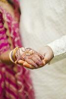 ein indisch Braut und Bräutigam ihr zeigt an Engagement Ringe während ein Hindu Hochzeit Ritual foto