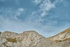 aktiv Erholung im das Berge, Wandern entlang Beliebt Berg Routen, Idee zum ein Banner foto