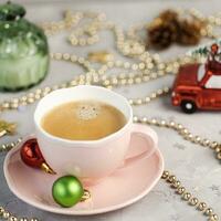Tasse von Espresso mit Creme und Weihnachten Dekoration. Trinken Kaffee im Winter Ferien und Kaffee brechen Konzept foto