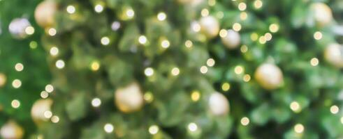 abstrakter unscharfer weihnachtsbaum mit bokeh hellem hintergrund foto