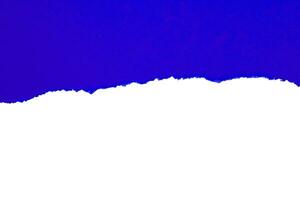 Blau zerrissen Papier zerrissen Kanten Streifen isoliert auf Weiß Hintergrund foto