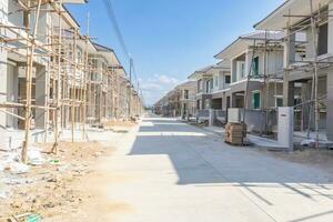 bau wohnbau neues haus im bau auf baustelle siedlung entwicklung foto