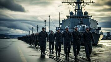 Marine- Schiff mit Seeleute auf Deck im Uniform foto