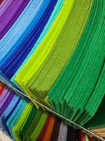 Stücke von bunt Textil, Proben von fühlte im anders Farbe zum Nähen auf Regale im das Hobby Geschäft. DIY und Handwerk Konzept foto