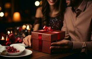 auf Valentinstag Tag, ein jung Paar sitzt beim ein Restaurant Tabelle und das Mann gibt ein Geschenk Box zu das jung Frau. das Nahansicht Schuss hat ein selektiv Fokus. ai generativ foto