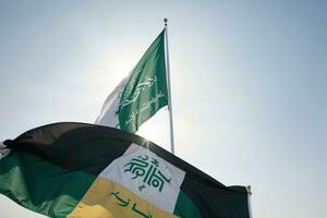 Stolz und Ehre das majestätisch Saudi Flagge hochfliegend hoch. ai generiert. foto