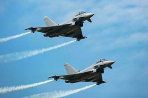 Militär- Kämpfer Jet Flugzeug beim Luft Base. Flughafen und Flugplatz. Luft Macht Flug Betrieb. Luftfahrt und Flugzeug. Luft Verteidigung. Militär- Industrie. fliegen und fliegend. foto