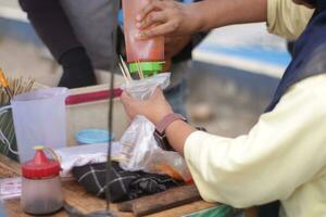 Menschen indonesisch wann Kauf Snacks draußen das Zuhause foto