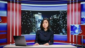 asiatisch Nachrichten Anker Hosting Leben Übertragung zu diskutieren Über Neu International Material auf Fernsehen. Frau Journalist präsentieren Welt Nachrichten Aktualisierung, kommentieren auf neueste Ankündigungen. foto