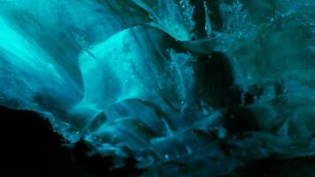 vatnajokull Gletscher Wandern im Gletscherspalte, nordisch Landschaft Innerhalb Eis Höhle mit Blau Eis Felsen. eisig Polar- Eisberge mit geknackt gefroren Struktur, isländisch Einfrieren kalt Ziel . Handheld Schuss. foto