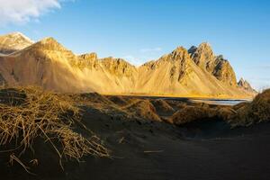 großartig natürlich Ort auf skandinavisch Halbinsel mit Vestrahorn Hochland und schwarz Sand Strand im stokknes. fest Pisten und tolle Küste im Island, Paradies Szene. foto