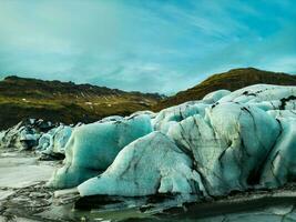 schön Eis Brocken mit Blau und Grün Töne erscheinen im majestätisch vatnajokull Gletscher Masse, Einfrieren kalt Wasser von isländisch Küste. Drohne Schuss von schön Route mit Eisberge und eisig hoch Klippen. foto