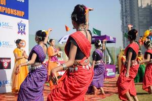 Neu Delhi, Indien - - Juli 01 2023 - - bharathanyam indisch klassisch odissi Tänzer durchführen beim Bühne. schön indisch Mädchen Tänzer im das Haltung von indisch tanzen. indisch klassisch tanzen bharatanatyam foto