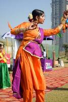 Neu Delhi, Indien - - Juli 01 2023 - - bharathanyam indisch klassisch odissi Tänzer durchführen beim Bühne. schön indisch Mädchen Tänzer im das Haltung von indisch tanzen. indisch klassisch tanzen bharatanatyam foto