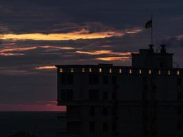 Silhouette eines Gebäudes mit einer Flagge auf dem Hintergrund eines Unrise