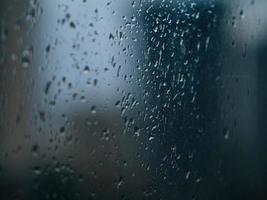 Regentropfen am Fenster. nasse fenster lichter der stadt regen tropfen foto