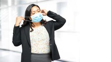 asiatische Dame mit Maske neu normal im Büro zum Schutz des Coronavirus