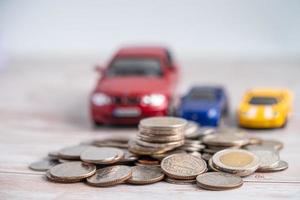Auto auf Münzenhintergrund, Autokredit, Finanzen foto