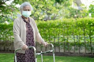Asiatische Seniorin, die eine Gesichtsmaske zum Schutz des Coronavirus trägt.