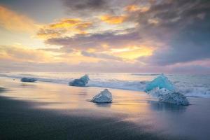 Eisstrand in Jökulsárlón, Island. foto