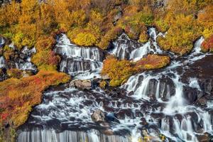 Hraunfossar-Wasserfall in Island. Herbst