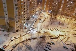 geometrische Formen auf der Straße, geparkte Autos unter dem Schnee, Draufsicht foto