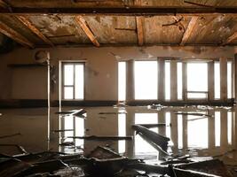 Innere von ein Haus nach ein überflutet Erdbeben, foto