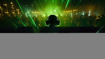 Clubbing dj ein lebhaft und energisch Performance mit elektronisch tanzen Musik- ai generiert foto