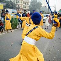 Delhi, Indien, Oktober 2, 2023 - - sikhs Anzeige Gatka und kriegerisch Kunst während jährlich Nagar Kirtan, traditionell, Prozession auf Konto von Geburtstag von Guru Nanak dev ji, Nagar Kirtan im Osten Delhi Bereich foto