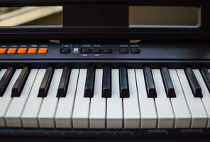 Nahansicht von Klavier Schlüssel. Klavier schwarz und Weiß Schlüssel und Klavier Tastatur Musical Instrument platziert beim das Zuhause Balkon während sonnig Tag. foto