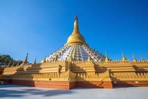 Mahazadi-Pagode mit blauem Himmel in Bago foto