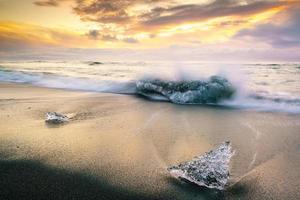 Eisstrand in Jökulsárlón, Island. foto