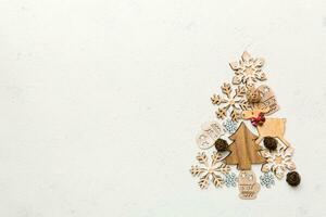Weihnachten Baum gemacht von farbig handgemacht Ball Dekoration auf farbig Hintergrund, Aussicht von über. Neu Jahr minimal Konzept mit Kopieren Raum foto