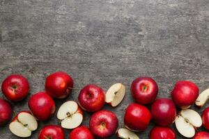 frisch rot Äpfel mit Grün Blätter auf hölzern Tisch. auf hölzern Hintergrund. oben Aussicht kostenlos Raum zum Text foto