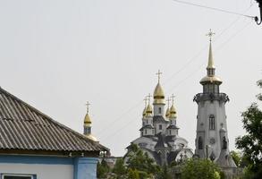 christliches Kirchenkreuz im hohen Kirchturm zum Gebet foto