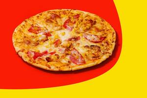 Pizza auf ein Sahne Base mit Tomaten, Mais und Mozzarella Käse foto