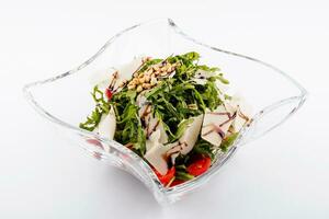 Rucola Salat mit Sonnenblume Kernel und bestreut mit gerieben Parmesan foto