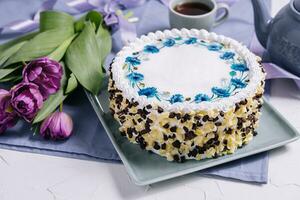 Kuchen mit Weiß Sahne und Blumen Tulpen foto