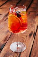 köstlich Sangria Cocktail auf hölzern Tabelle foto