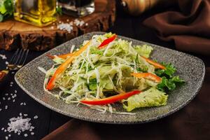 frisch Salat mit frisch Gemüse auf Teller foto