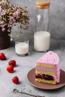 Scheibe von Rosa Kuchen mit Milch foto