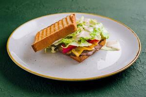 bereit Roastbeef serviert mit Gemüse und Kräuter auf ein Brot Toast foto