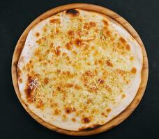 Knoblauch Pizza Brot mit Käse und Kräuter foto