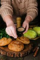 Frau Sträusel Saat frisch verdrehte Brötchen mit Sesam Saat foto